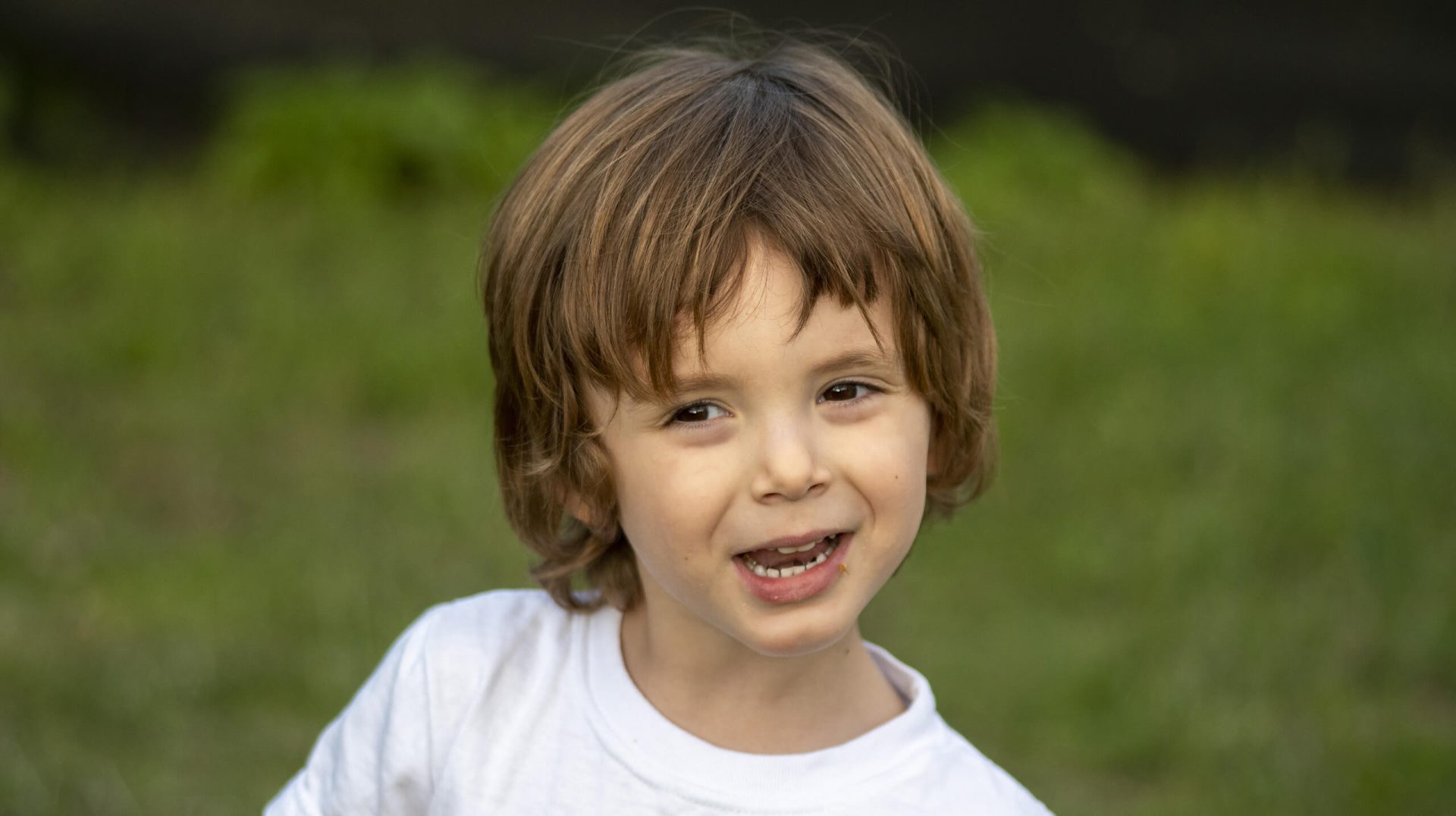 4775 (1) Smiling young boy outside.